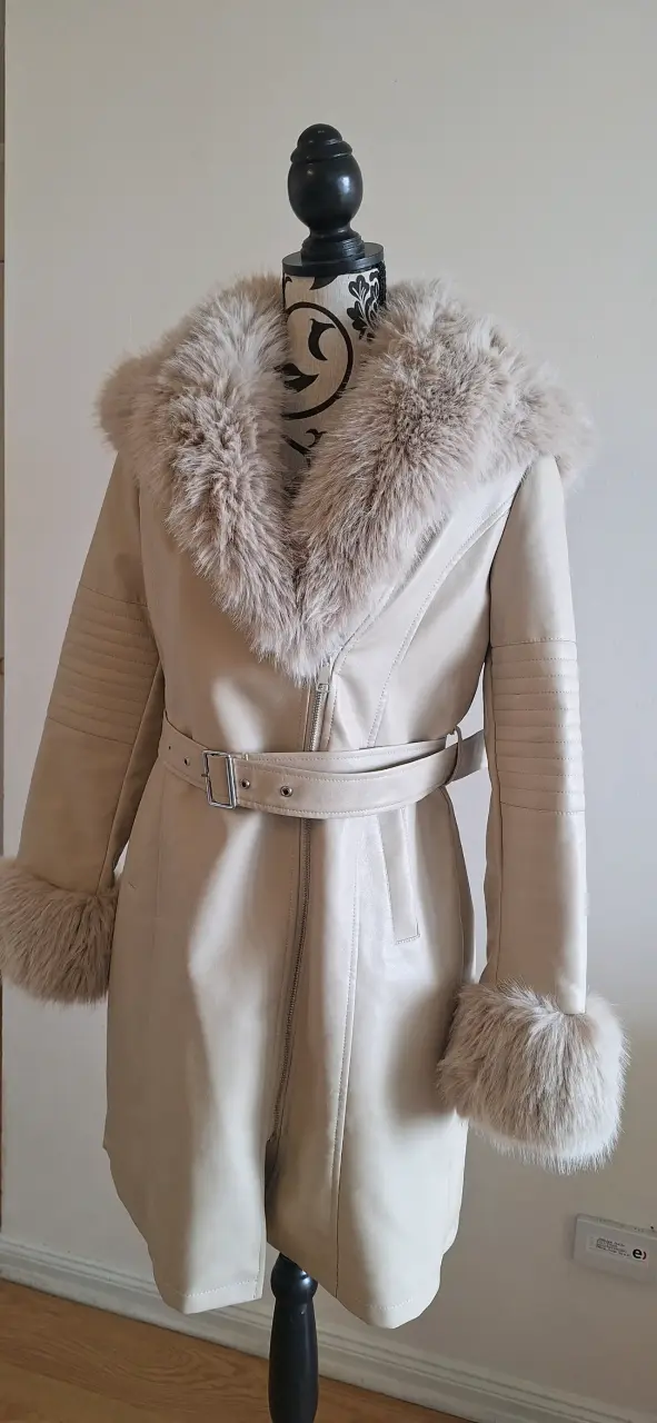 Abrigo beige con cuello de piel sintética - 3