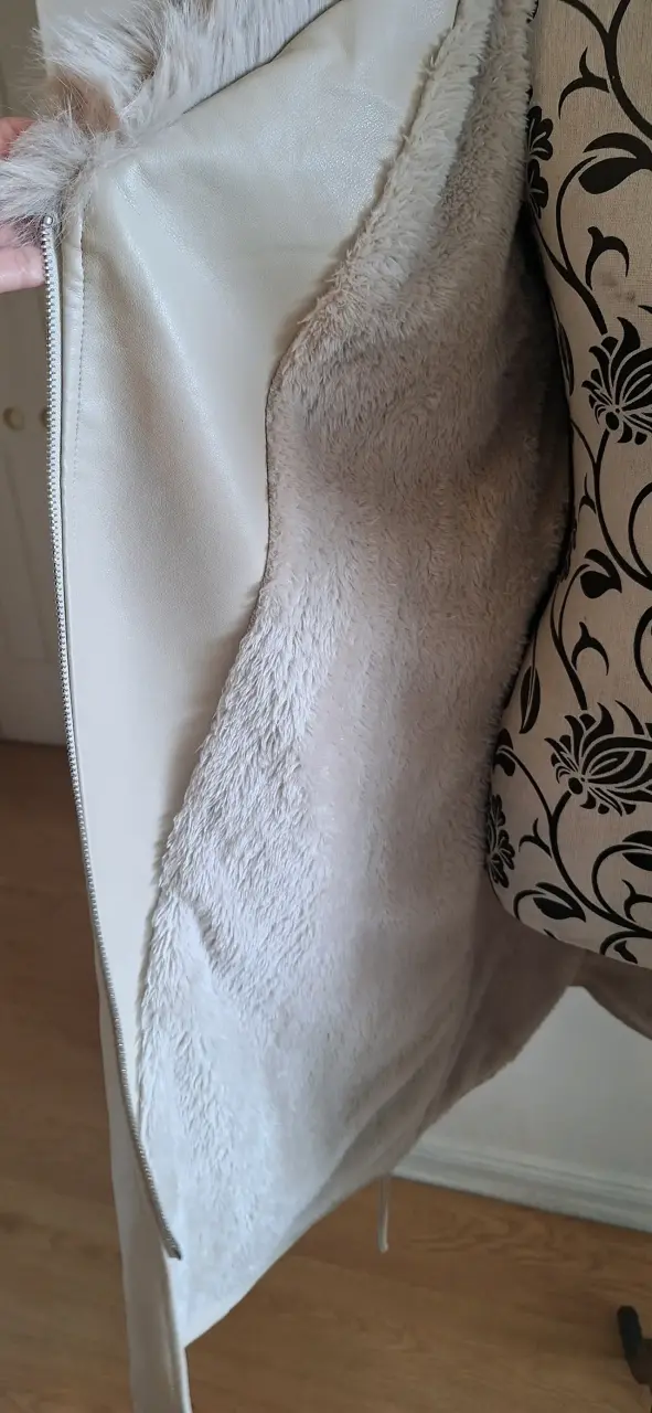 Abrigo beige con cuello de piel sintética - 4