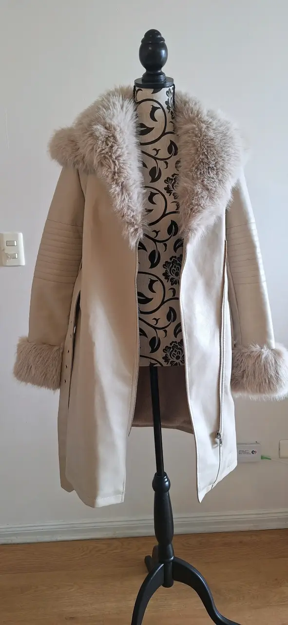 Abrigo beige con cuello de piel sintética - 6