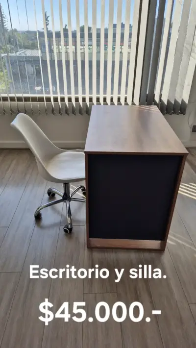 Escritorio de madera con silla blanca - miniatura 1