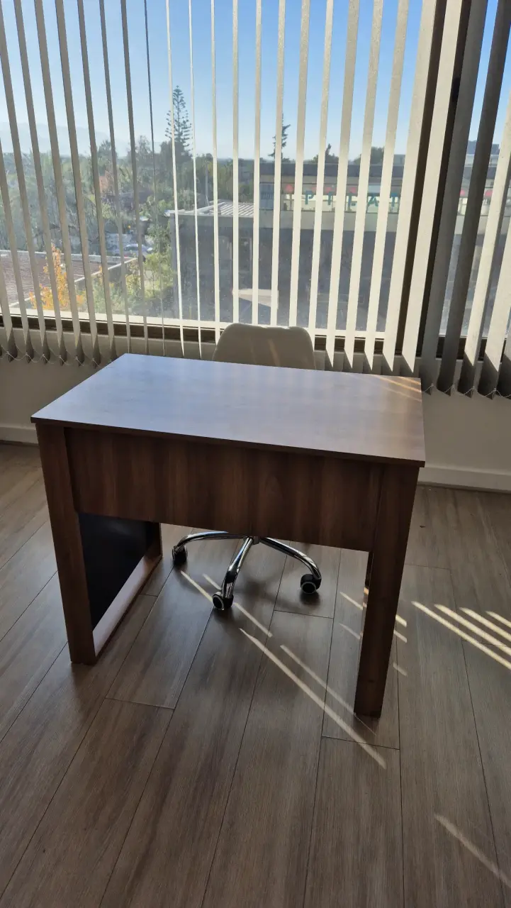 Escritorio de madera con silla blanca - 2