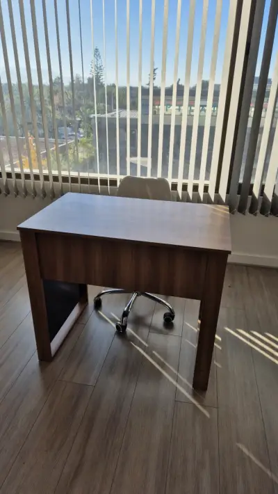 Escritorio de madera con silla blanca - miniatura 2