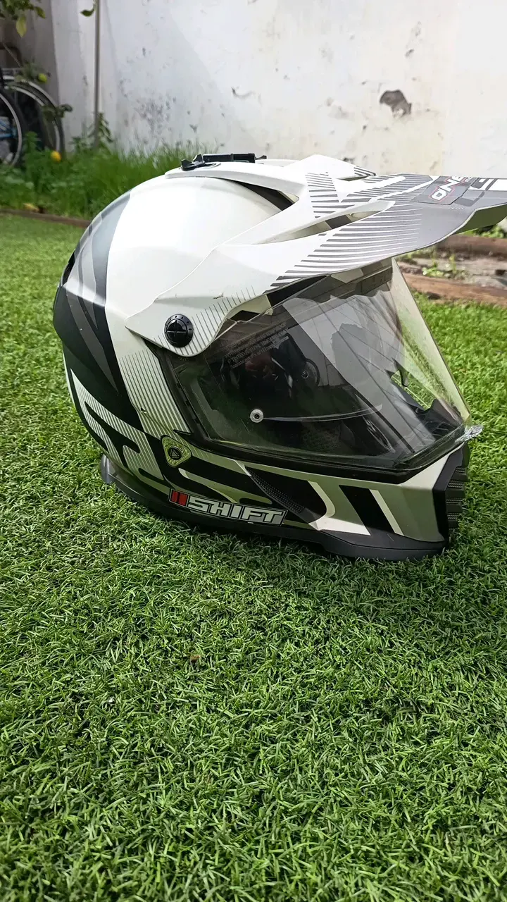 Casco de moto LS2 blanco y negro con visera - 2