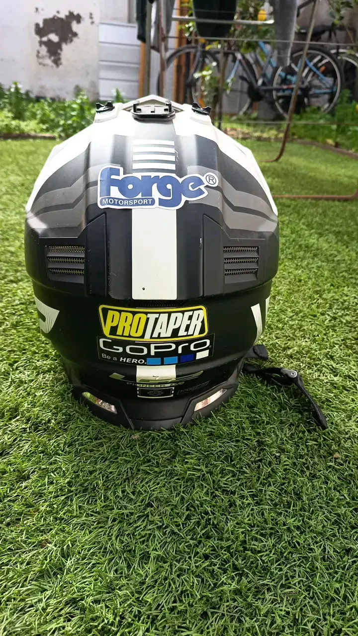 Casco de moto LS2 blanco y negro con visera - 5