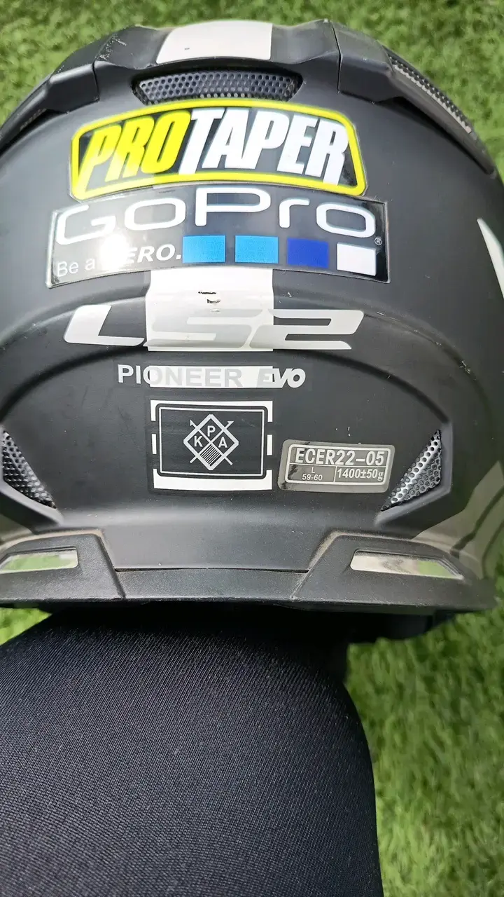 Casco de moto LS2 blanco y negro con visera - 6