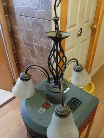 Lámpara colgante de metal con tres luces - miniatura 1