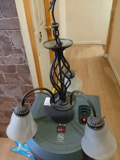 Lámpara colgante de metal con tres luces - miniatura 2