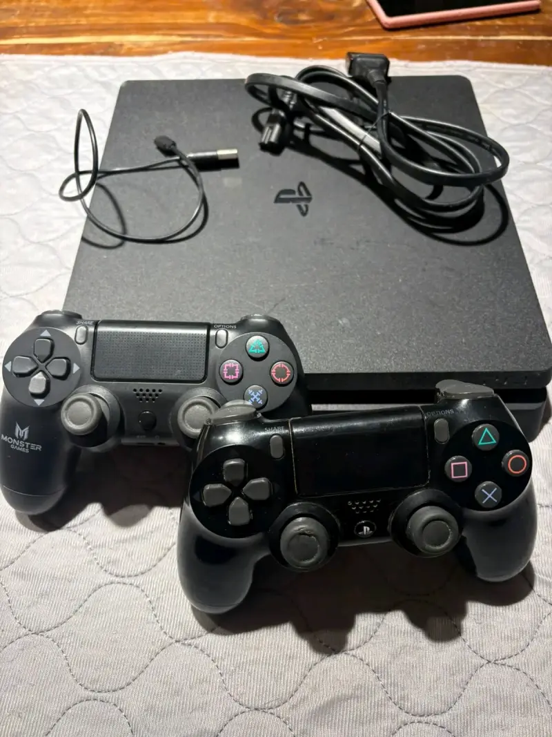 Consola PlayStation 4 con dos controles - 1