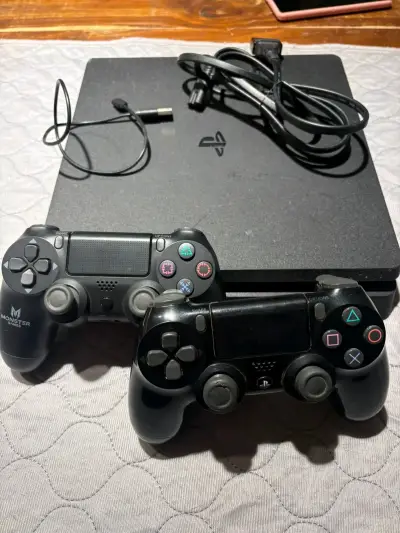 Consola PlayStation 4 con dos controles - miniatura 1