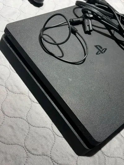 Consola PlayStation 4 con dos controles - miniatura 2