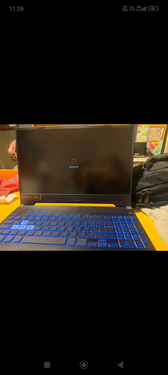Laptop ASUS con pantalla 144Hz y teclado retroiluminado - 1