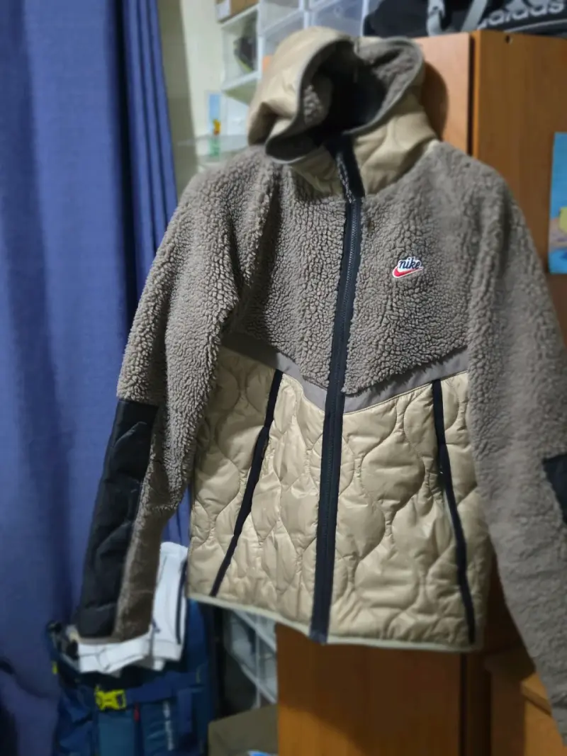Chaqueta Nike con capucha de lana y acolchado