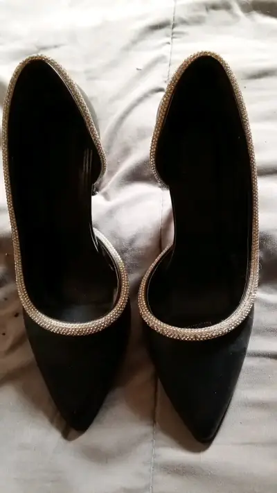 Tacones negros con detalles brillantes - miniatura 1