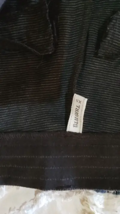 Pantalones de vestir negros a rayas para mujer - miniatura 1
