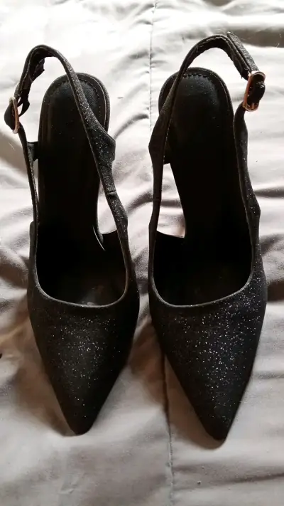 Zapatos de tacón negro con brillo para mujer - miniatura 1