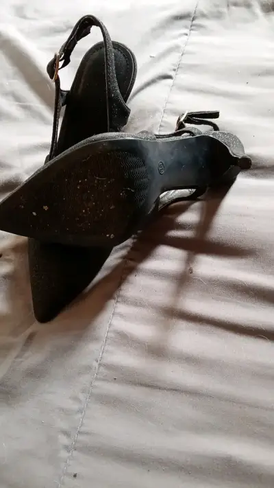 Zapatos de tacón negro con brillo para mujer - miniatura 2