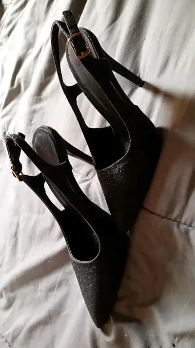 Zapatos de tacón negro con brillo para mujer - miniatura 3