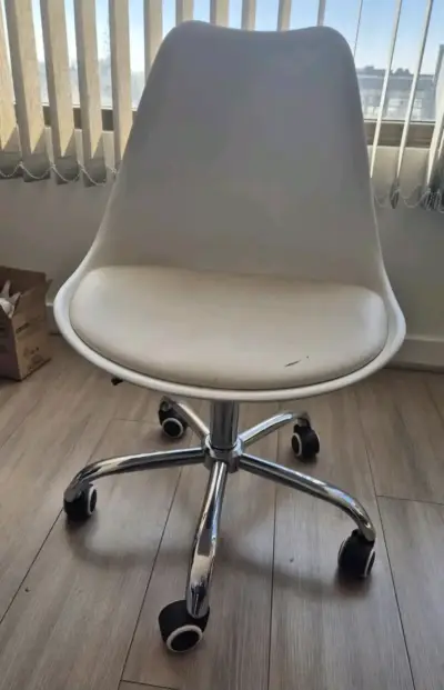 Escritorio de madera con silla blanca - miniatura 3