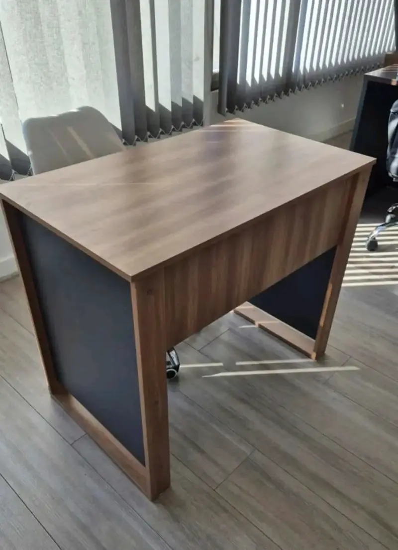 Escritorio de madera con silla blanca - 4