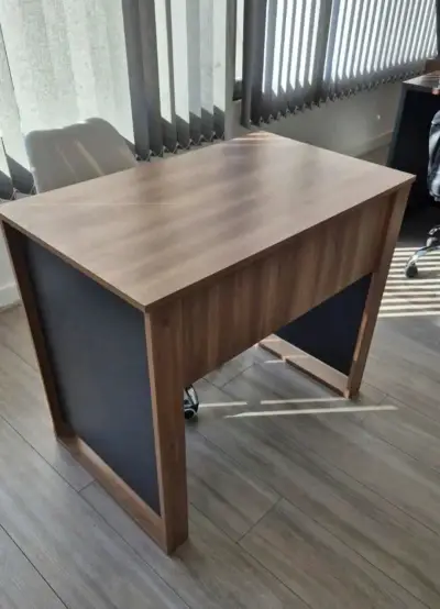 Escritorio de madera con silla blanca - miniatura 4