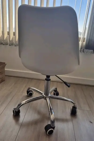 Escritorio de madera con silla blanca - miniatura 5