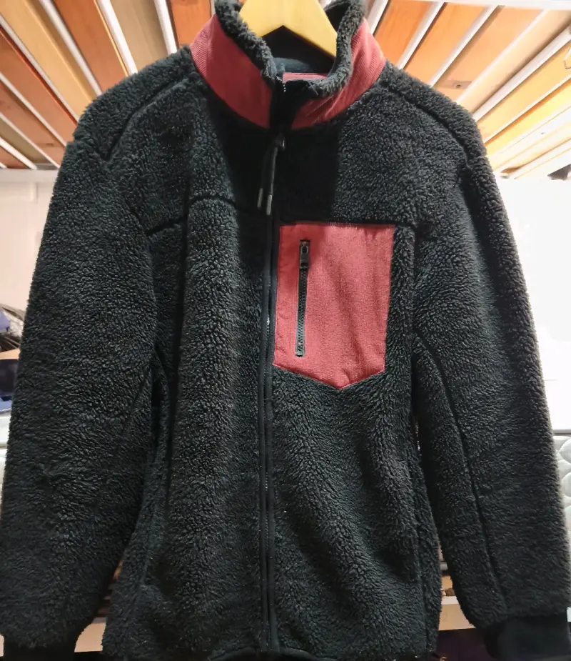 Chaqueta de polar negra y roja Arrow original - 1