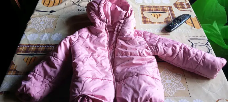 Chaqueta acolchada rosada para niña con capucha - 1