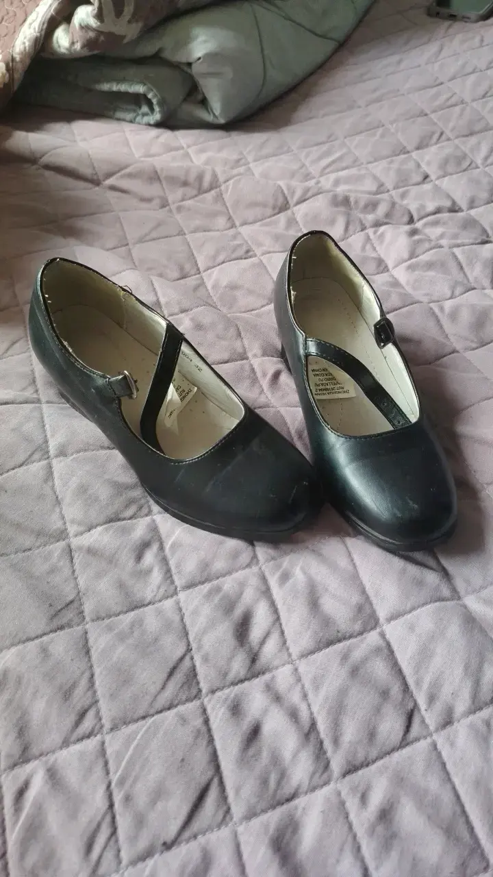 Zapatos de niña negros con correa - 1