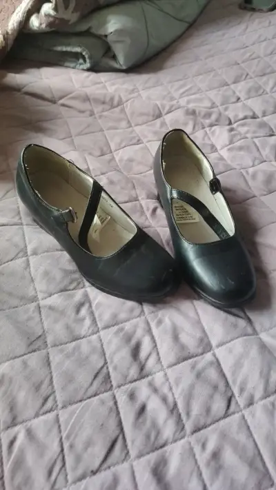 Zapatos de niña negros con correa - miniatura 1