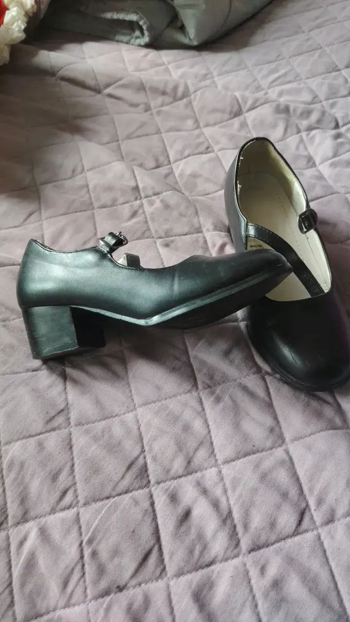 Zapatos de niña negros con correa - 2