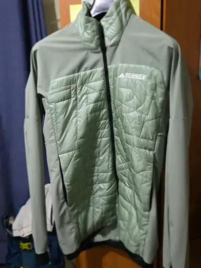 Chaqueta deportiva verde Adidas Terrex. Talla M - miniatura 1