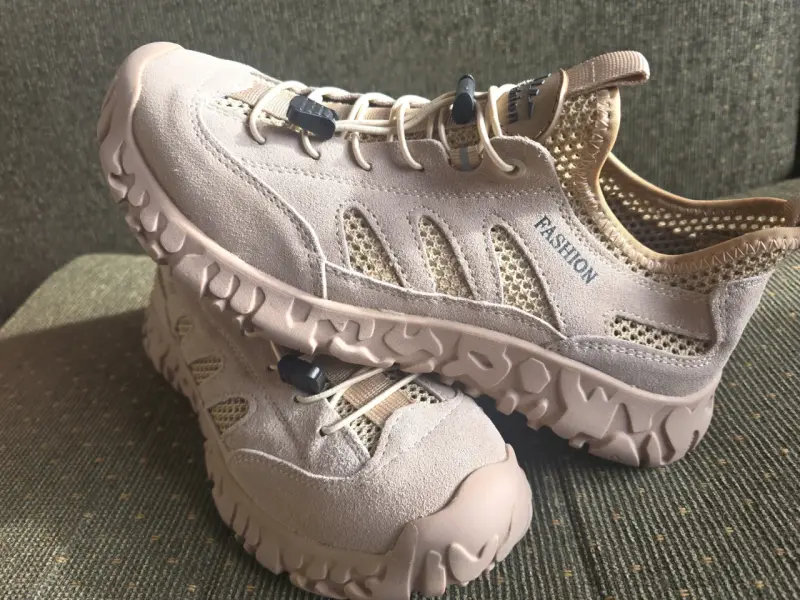 Zapatillas deportivas beige con diseño de malla - 1