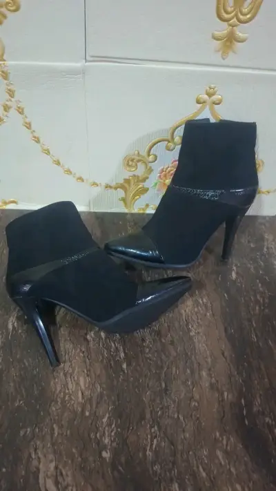 Botines de tacón alto negros elegantes - miniatura 1