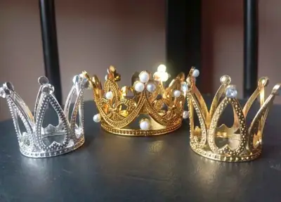 Tiaras  -  diademas - coronas doradas y plateadas - miniatura 6