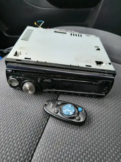 Radio de auto JVC con control remoto - miniatura 1