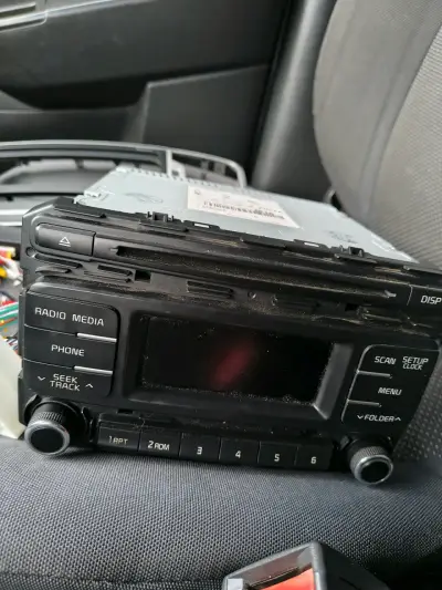 Radio de auto Kia, con conectividad multimedia - miniatura 1