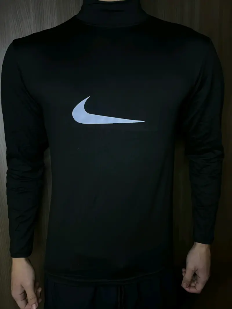 Polera deportiva negra Nike con logo