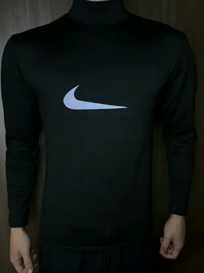 Polera deportiva negra Nike con logo - miniatura 1