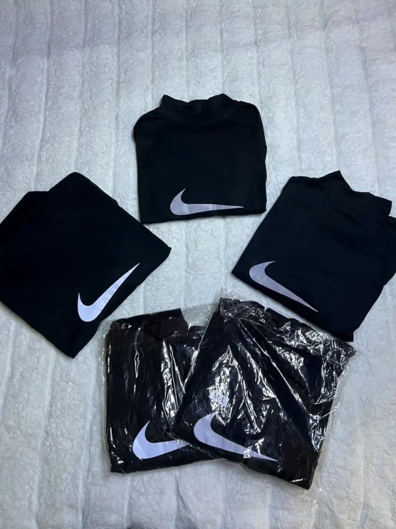 Polera deportiva negra Nike con logo - 2