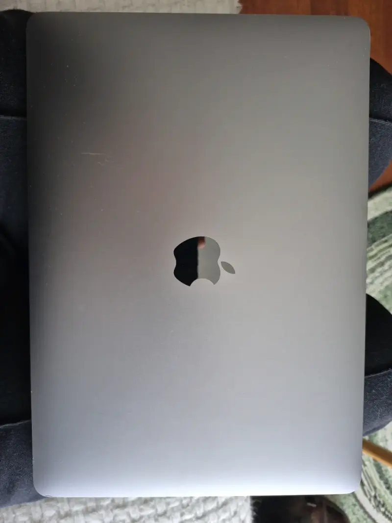MacBook Pro con chip M1 y 8GB RAM - 2