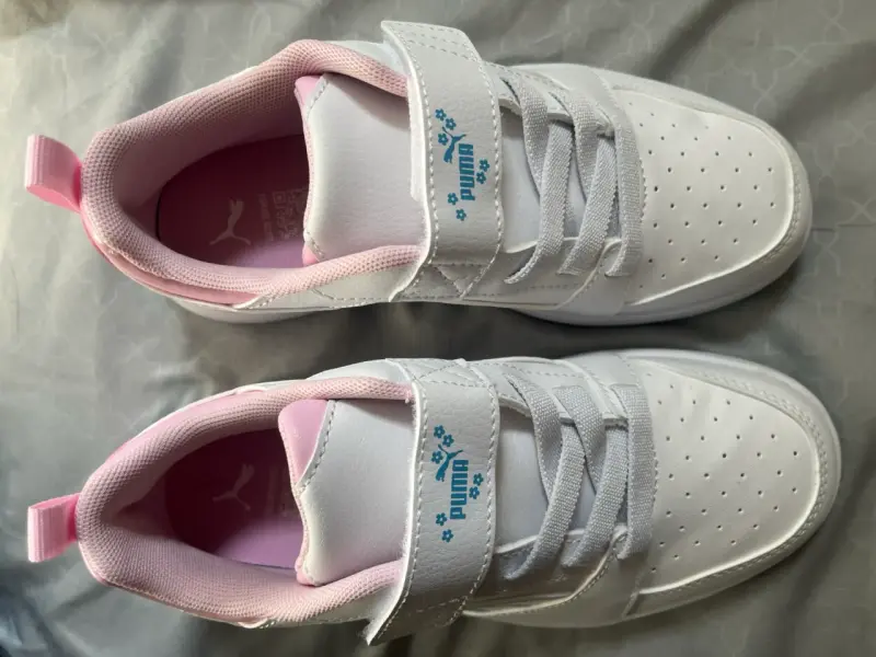 Zapatillas blancas para niñas Puma con detalles rosados - 2