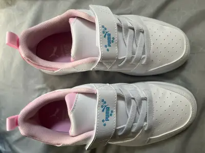 Zapatillas blancas para niñas Puma con detalles rosados - miniatura 2