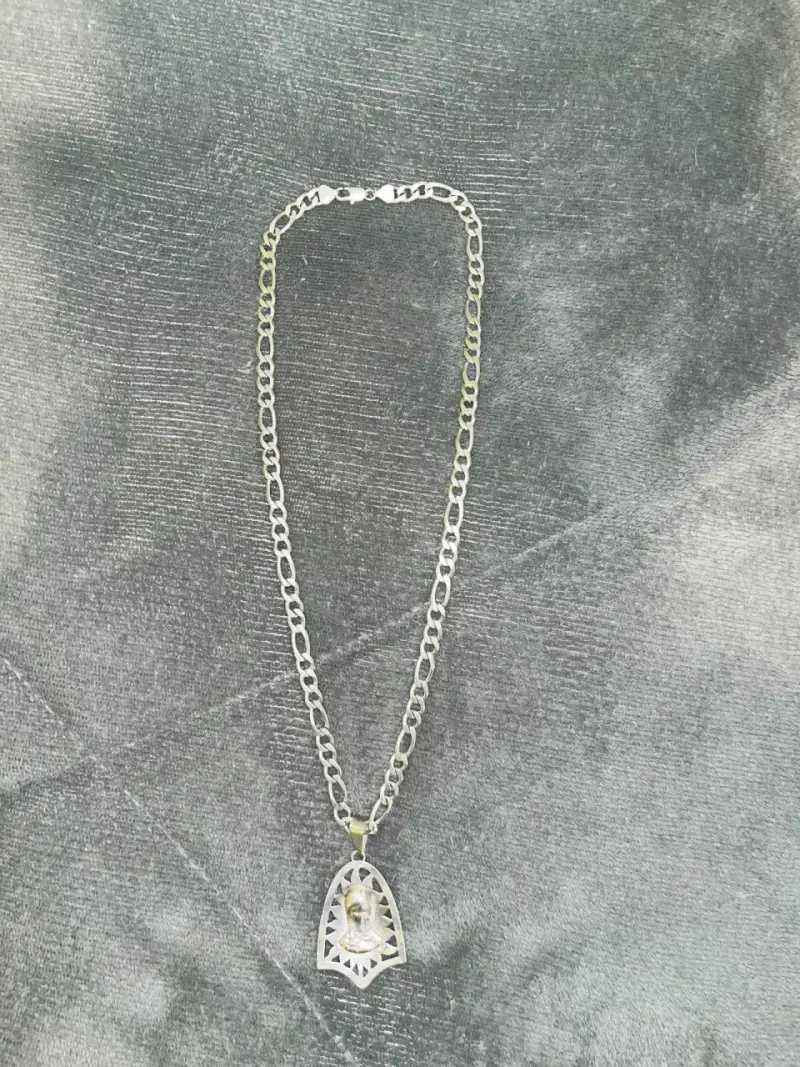 Collar de plata con dije religioso - 1