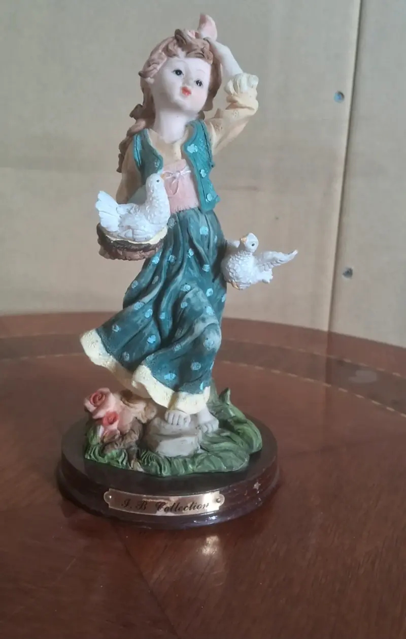 Figura decorativa de niña con palomas I.B Collection - 1