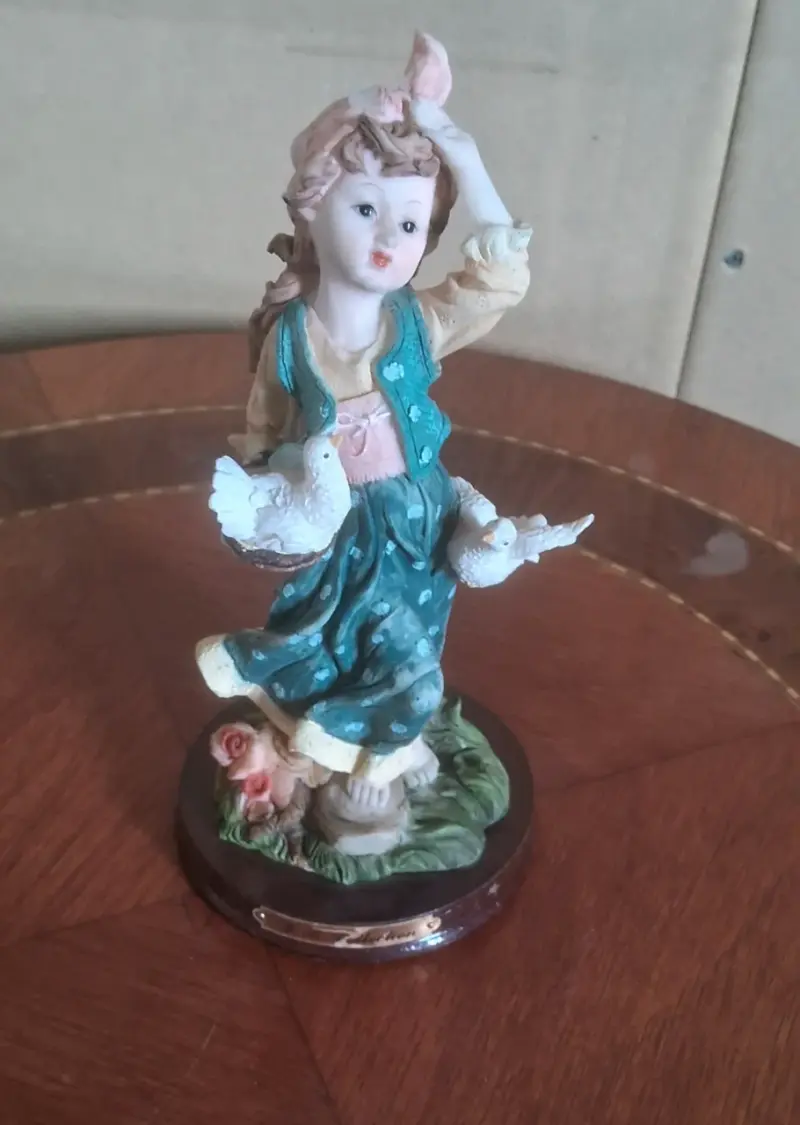 Figura decorativa de niña con palomas I.B Collection - 2