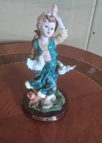 Figura decorativa de niña con palomas I.B Collection - miniatura 2