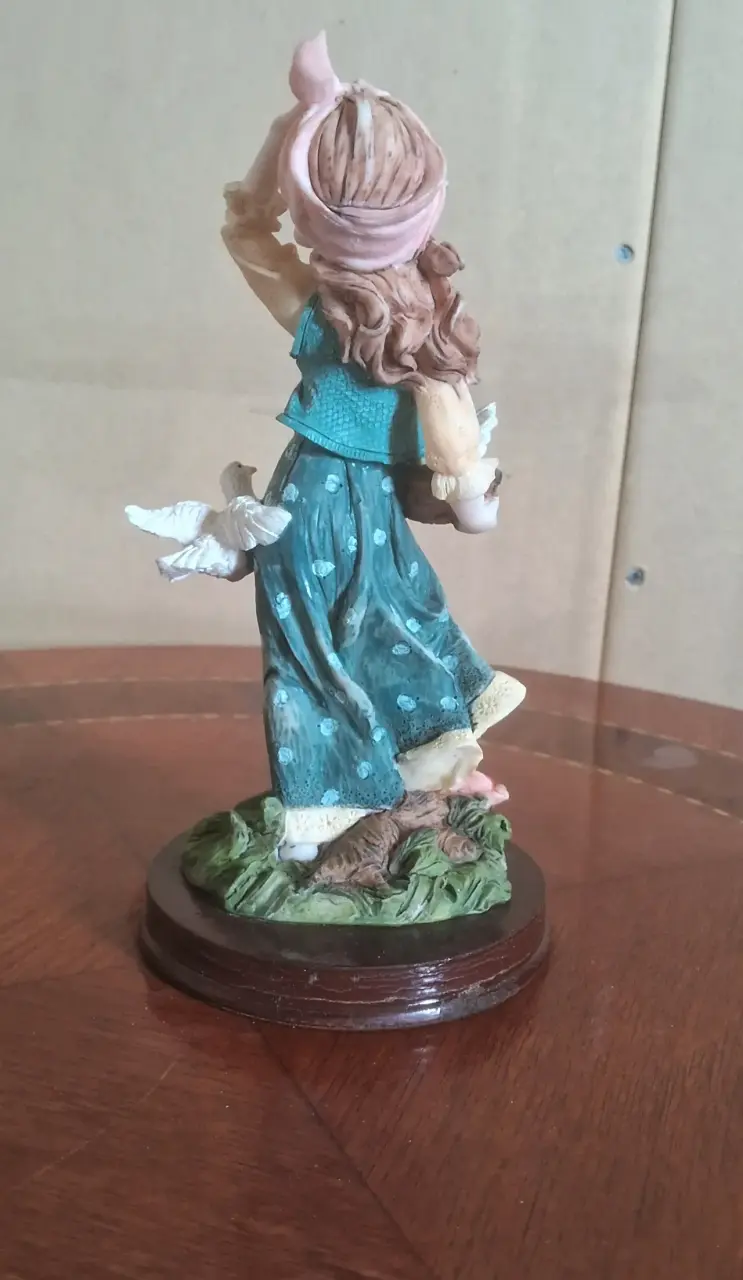 Figura decorativa de niña con palomas I.B Collection - 3