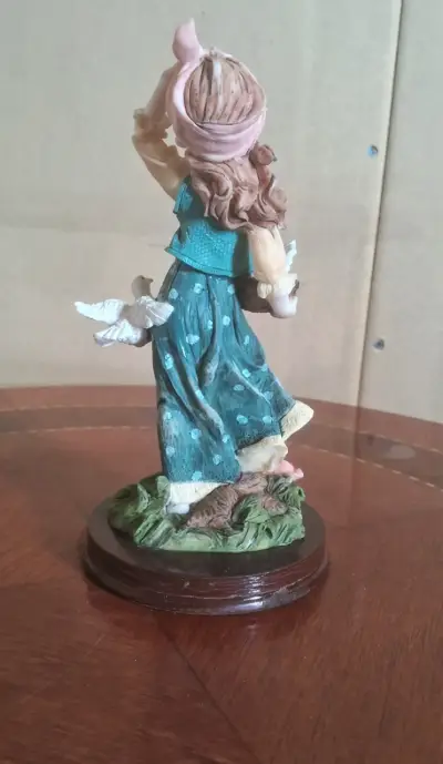Figura decorativa de niña con palomas I.B Collection - miniatura 3