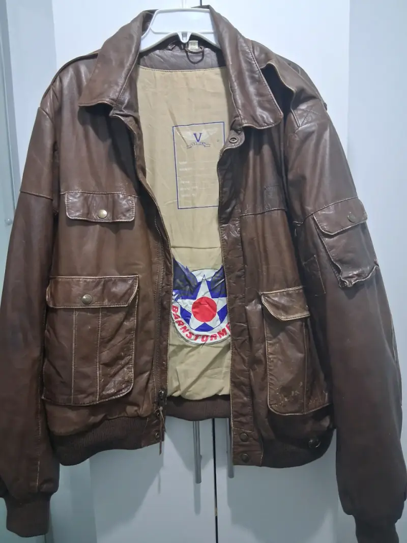Chaqueta de cuero marrón estilo aviador - 1