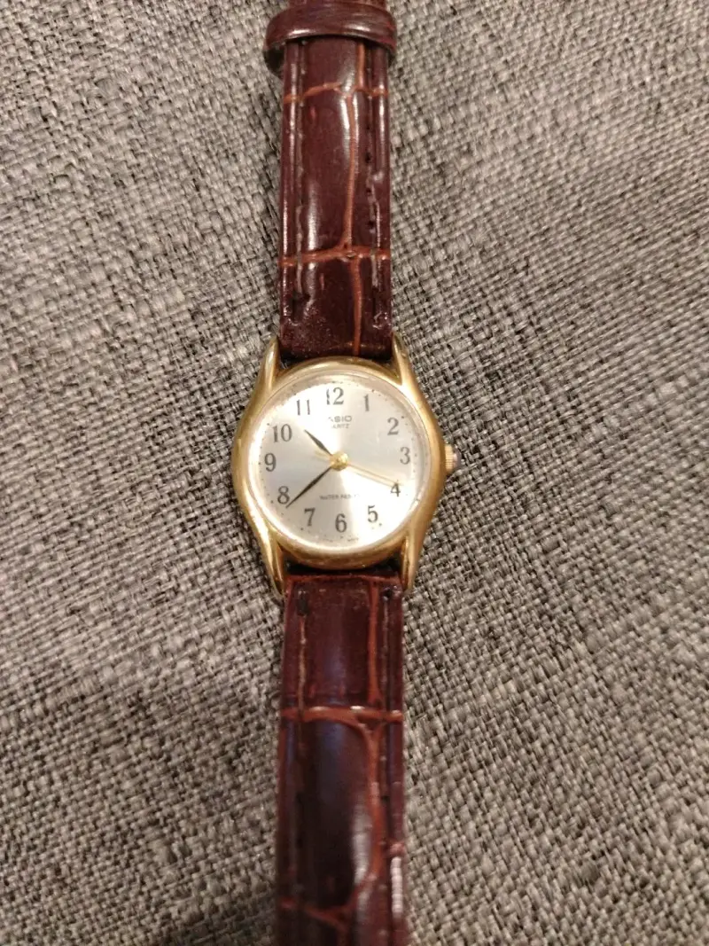 Reloj Casio Vintage con Correa de Cuero Marrón - 1